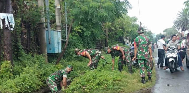 Kerja Bakti Koramil 0823/11 Turunkan 100 Anggota TNI Manunggal Bangun Air di Kauman Besuki