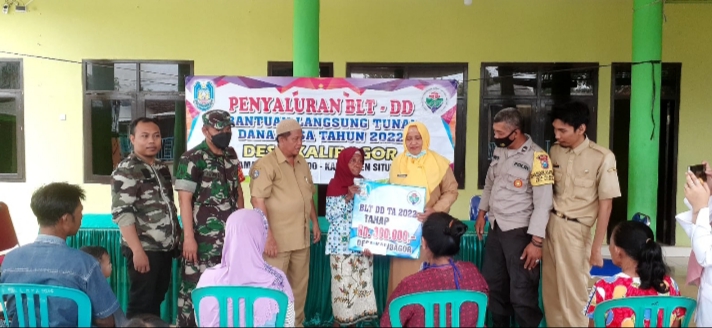 107 Warga Desa Kalibagor Situbondo Terima BLT DD Tahap 6