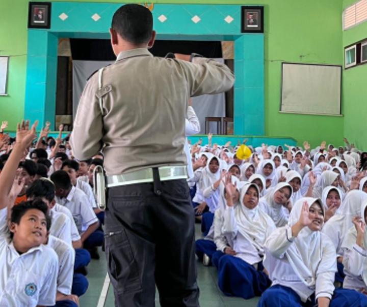 Satlantas Polres Situbondo Sosialisasi Penggunaan Sepeda Listrik & Bahaya Balap Liar kepada Pelajar
