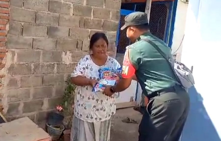 Aksi Peduli Babinsa Koramil 0823/01 Salurkan Bantuan Sembako, Ringankan Beban Warga Kurang Mampu 