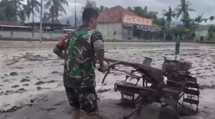 Babinsa Koramil 0823-13/Mlandingan Koptu Sandi Hamzah Dorong Ketahanan Pangan di Desa Sumberpinang