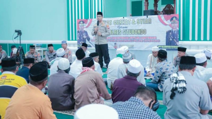 Kapolres Situbondo Terima Curhatan Para Warga di Acara Jumat Curhat di Mesjid Nurul Abror Panarukan