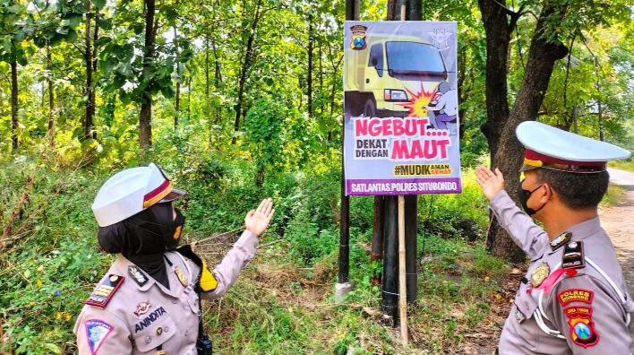 Agar Pemudik Aman dan Sehat, Polres Situbondo Pasang Spanduk Imbauan di Sepanjang Jalan Pantura