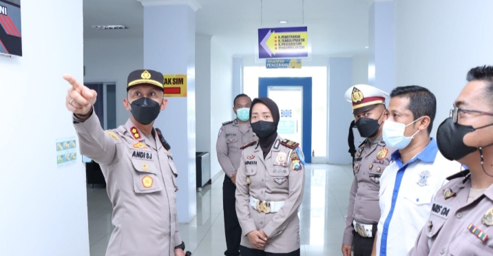 AKBP Andi Sinjaya Memotivasi Petugas Satpas SIM Agar Prioritaskan Pelayanan Nyaman dan Mudah
