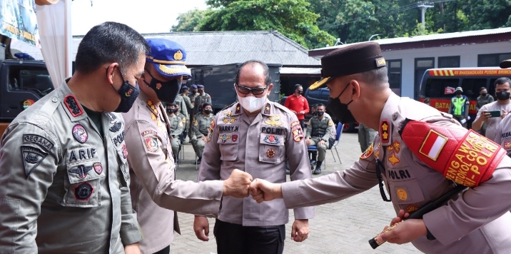 AKBP Andi Sinjaya Bersama Forkopimda Dampingi Tim LEMDIKLAT Gelar Baksos Vaksinasi di Pasir Putih