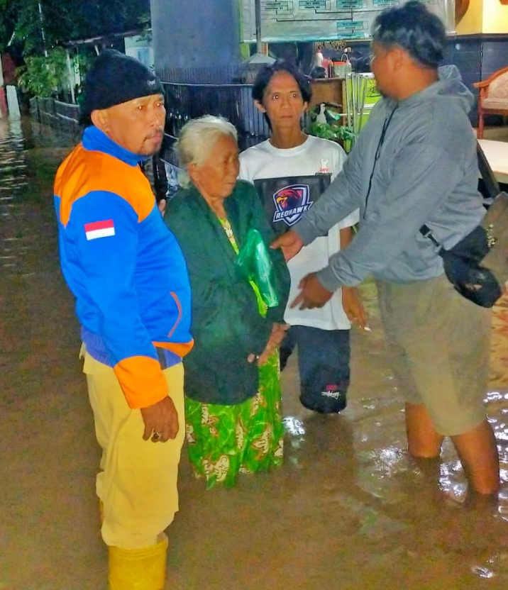 Hujan Deras Disertai Angin di Besuki Sejak Sore Hingga Malam, Debit Air Sungai 