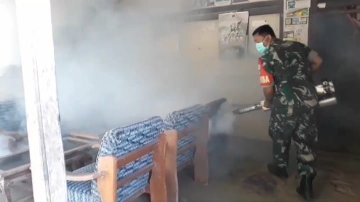 Antisipasi dan Basmi Nyamuk Demam Berdarah, Babinsa Koramil Arjasa Gelar Fogging