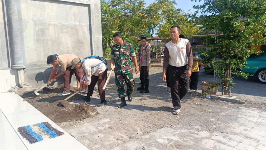 Solidaritas Koramil 0823/06 Kendit, Polsek, dan Aksi Gotong Royong Bersihkan Masjid di HUT TNI ke-79
