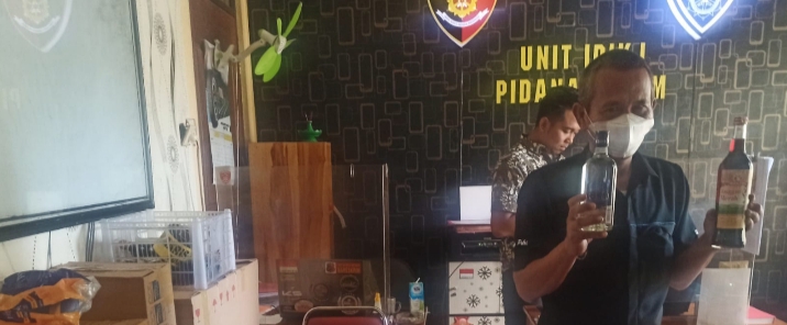 Polres Situbondo Amankan Ratusan Botol Miras Berbagai Merek  dari Toko dan Warung Lesehan