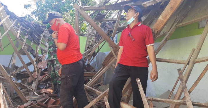 Cuaca Ekstrem Berupa Hujan Deras dan Angin Kencang, Bangunan Sekolah Madrasah di Situbondo Ambruk
