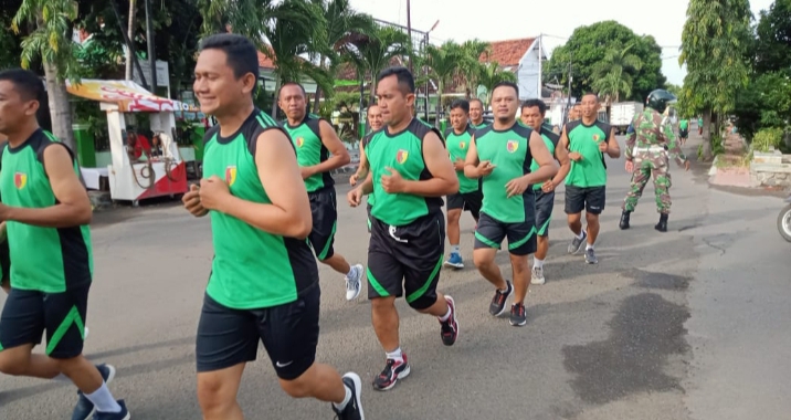 Tingkatkan Stamina Tubuh Agar Selalu Fit, Anggota Kodim 0823 Lakukan Lari Aerobik