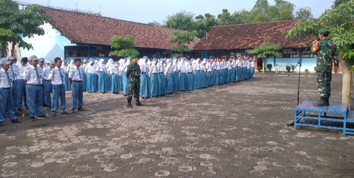 Anggota Koramil Suboh Berikan Wawasan Kebangsaan Kepada Para Siswa-siswi SMKN 1 Suboh