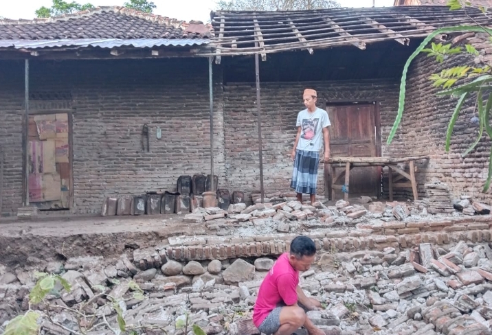Angin Kencang Terjang Tembok Rumah Warga Kecamatan Kendit