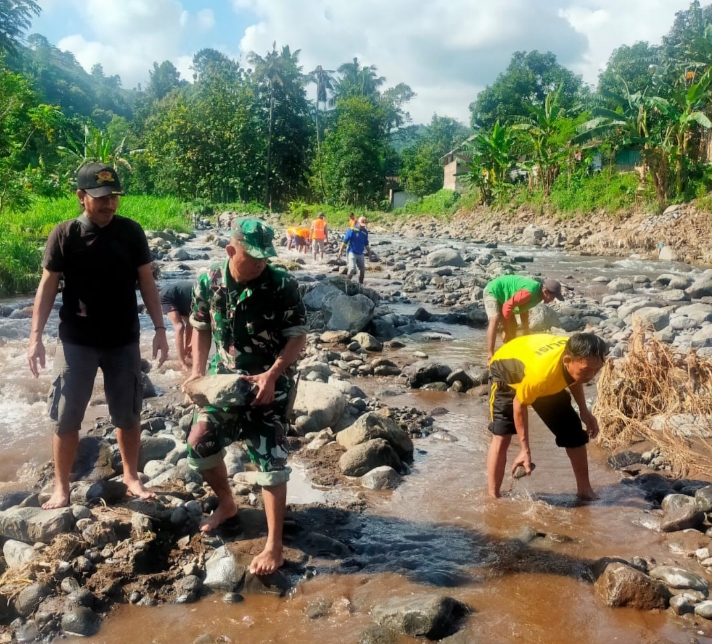 Antisipasi Banjir, TNI Koramil Jatibanteng Perbaiki Bronjong Bersama Warga