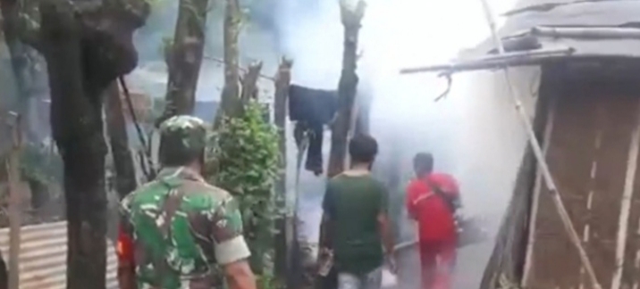 Antisipasi DBD, Dinas Kesehatan Situbondo dan Koramil Besuki Lakukan Penyemprotan/Fogging