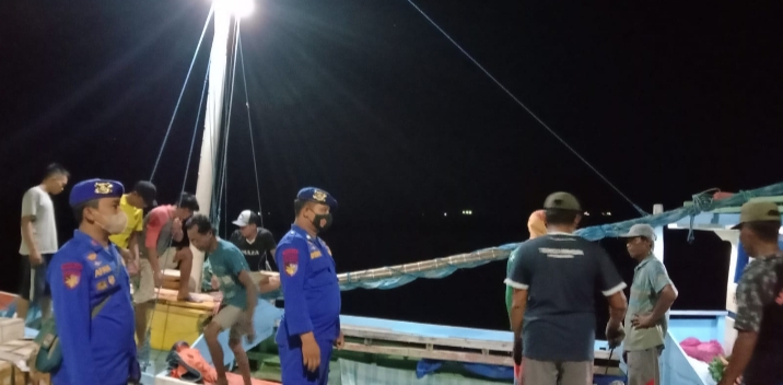 Antisipasi Virus PMK, Satpolair Polres Situbondo Periksa Kapal Masuk di Perairan Kalbut