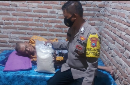 Warga Desa Gunung Putri Kecamatan Suboh Sakit, Babhinkamtibmas Tanggap Bawakan Obat dan Vitamin