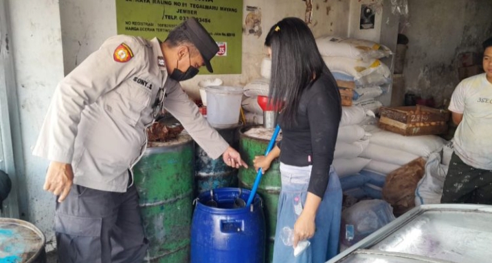 Pantau dan Sambangi Sambil Patroli, Babinkamtibmas Mayang Cek Stabilitas Harga Migor Curah
