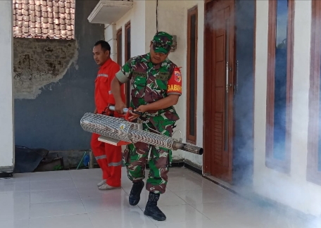 Cegah Merebaknya Demam Berdarah, Babinsa 0823/06 Kendit Lakukan Fogging