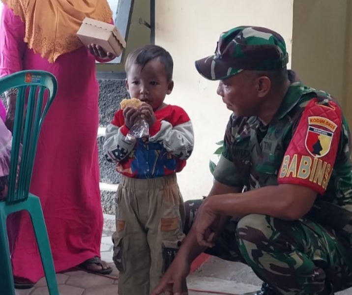 Babinsa Bugeman Kecamatan Kendit dan Bidan Desa Berikan Makanan Tambahan Bagi 20 Balita