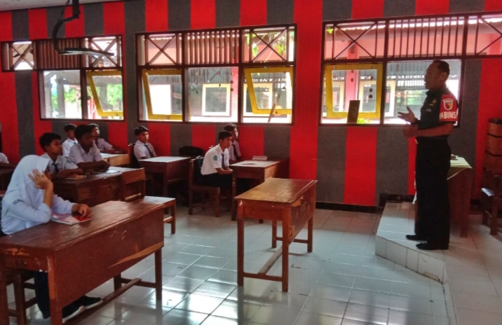 Babinsa Bungatan Berikan Wawancara Kebangsaan Kepada Para Murid SMP 1