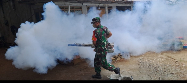 Babinsa Cemara Lakukan Fogging di Dusun Umbaran