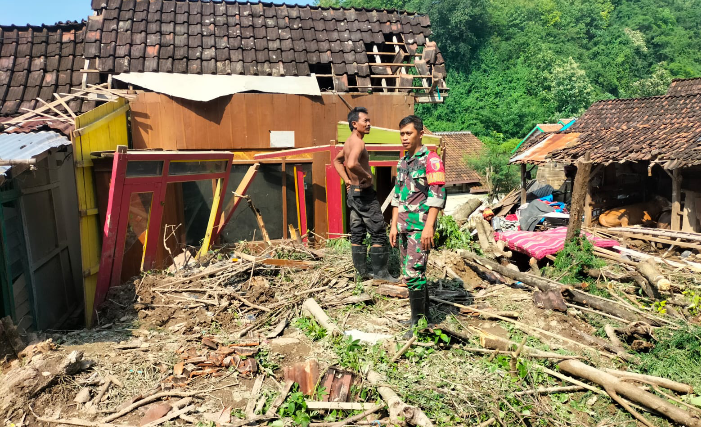 Babinsa dan Aparat Terkait Cek Dampak Longsor di Dusun Alas Pinang, Satu Warga Alami Cedera