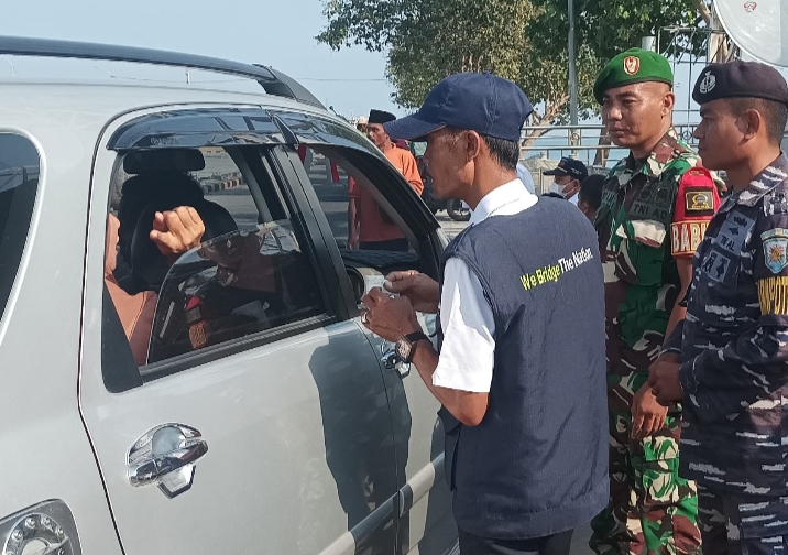 Babinsa dan Petugas Lintas Sektoral Lakukan Pengamanan di Pelabuhan Jangkar