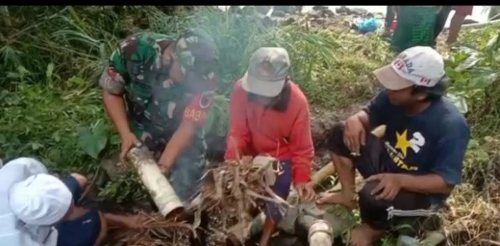 Babinsa di Kecamatan Mlandingan Bantu Warga Sambung Pipa