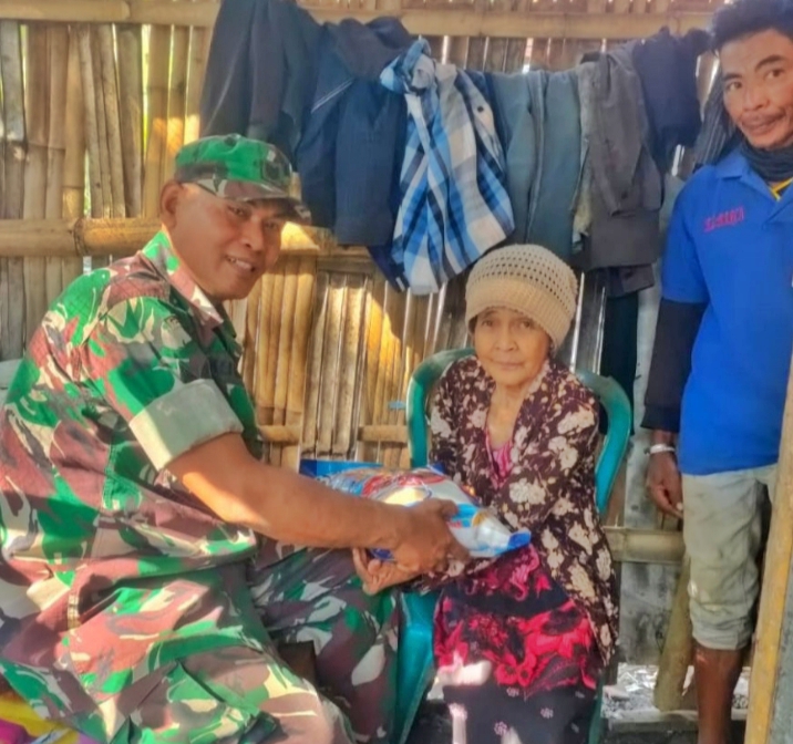 Babinsa Hadir untuk Rakyat, Bantuan Beras, Harapan Baru bagi Warga Kurang Mampu