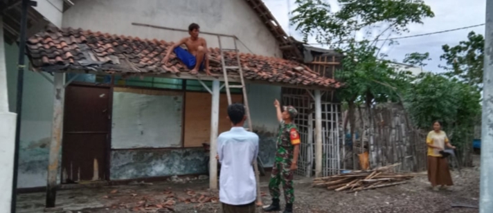 Babinsa Kapongan Sigap Bantu Warga yang Rumahnya Terdampak Puting Beliung