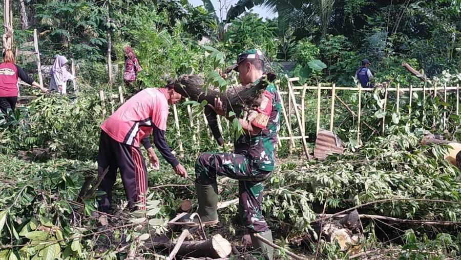 Babinsa Kodim 0823 Situbondo Giat Bersihkan Sekolah, Tunjukkan Sikap PRODUKTIF