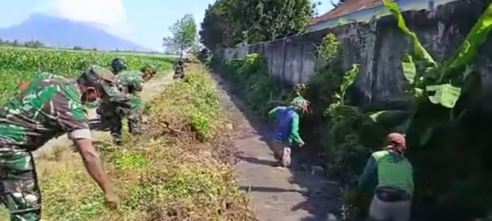 Babinsa Koramil 0822/01 Karya Bakti Bersihkan Saluran Irigasi di Kelurahan Patokan