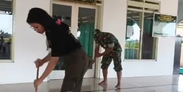 Babinsa Koramil 0823-04/Mangaran Bersama Pemuda Gelar Kerja Bakti di Masjid Zainul Rahman