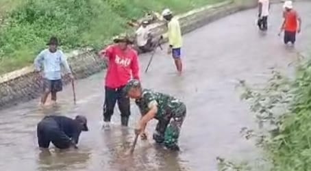 Babinsa Koramil 0823-06/Kendit Bersama Warga Bersihkan Saluran Irigasi 