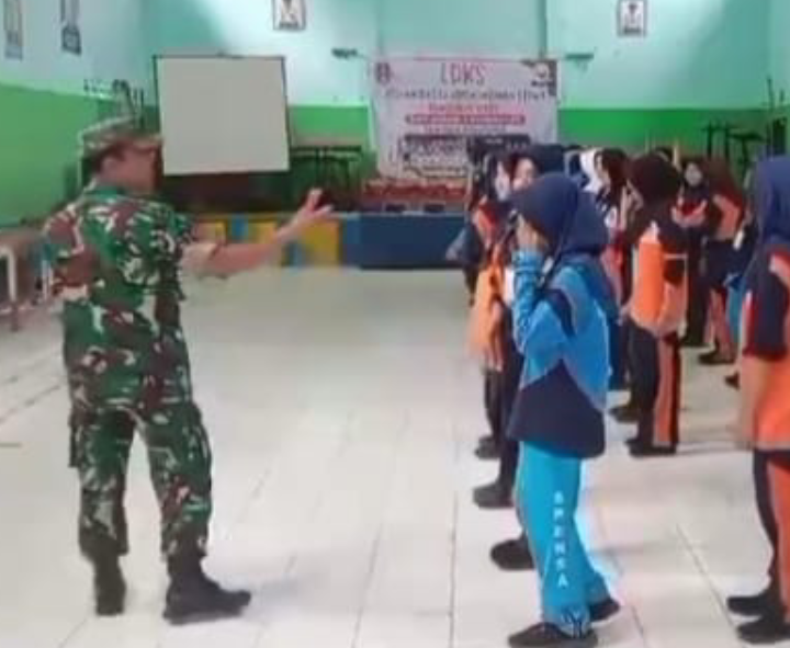 Babinsa Koramil 0823-07/Asembagus Latih Disiplin dan Cinta Tanah Air di SMPN 1 Asembagus