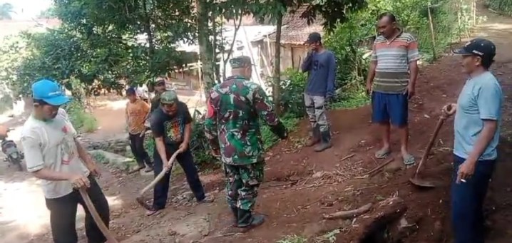 Babinsa Koramil 0823-13/Mlandingan Bersama Warga Desa Campoan Gelar Kerja Bakti