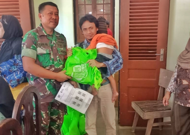 Babinsa Koramil 0823/01 Dampingi Penyaluran Bantuan Gizi bagi Keluarga Rawan Stunting