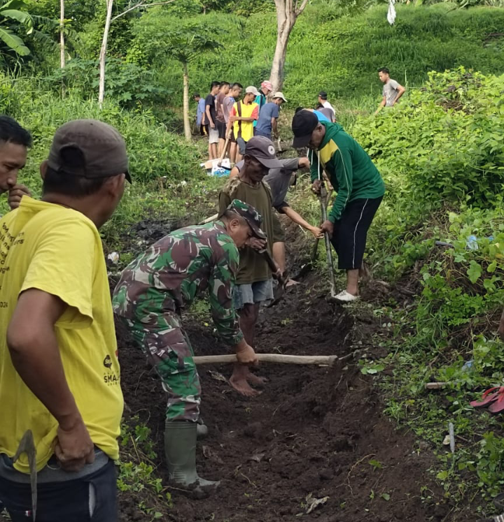 Babinsa Koramil 0823/01 Kota Bersama Warga Kerja Bakti Menormalisasikan Selokan untuk Cegah Banjir