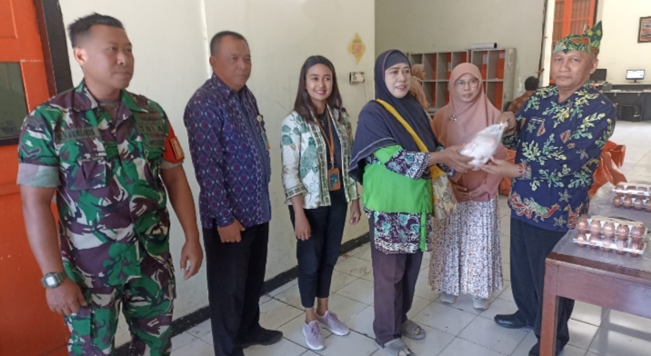 Babinsa Koramil 0823/01 Kota Dampingi Penyerahan Bantuan Kepada Keluarga Rawan Stunting (KRS)