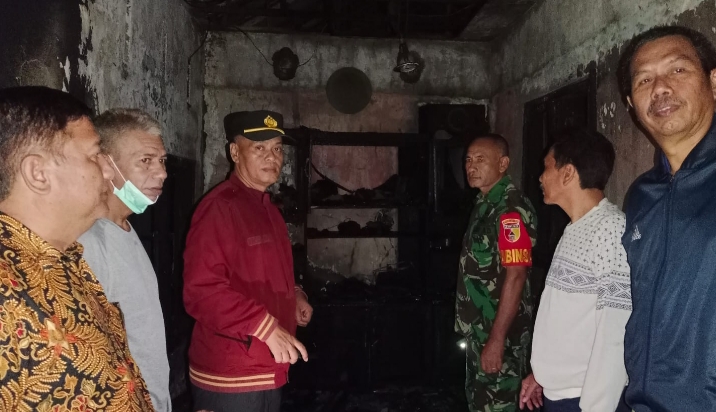 Babinsa Koramil 0823/01 Kota Datangi Lokasi Kebakaran Rumah Warga