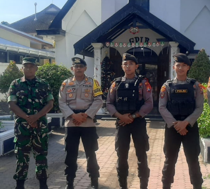 Babinsa Koramil 0823/01 Kota Lakukan Pengamanan Natal 2023 di GPIB Kelurahan Patokan
