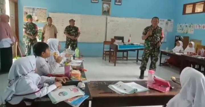 Babinsa Koramil 0823/02 Panji Tanamkan Jiwa Nasionalisme pada Siswa SD Negeri 2 Tokelan
