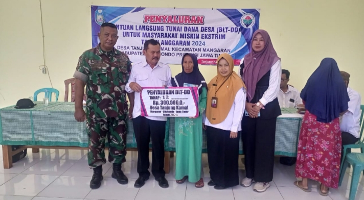 Babinsa Koramil 0823/04 Mangaran Kawal Penyaluran BLT DD untuk Warga Miskin Ekstrem