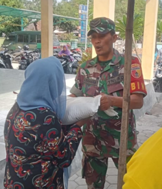 Babinsa Koramil 0823/04 Mangaran Lakukan Pendampingan Penyaluran Bantuan Pangan