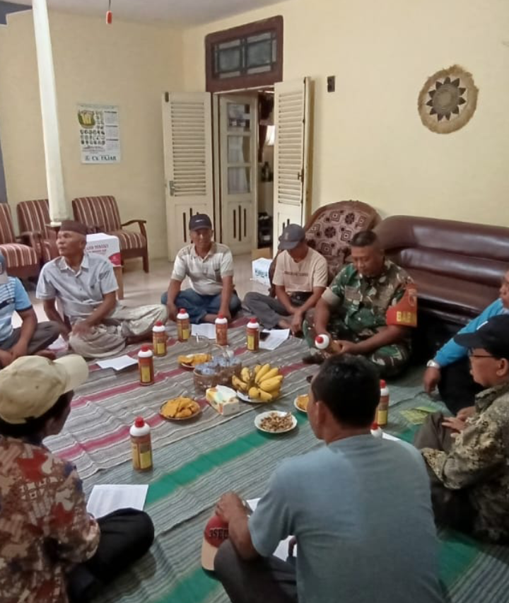Babinsa Koramil 0823/04 Mangaran Dampingi Hibah Pupuk Cair untuk Tingkatkan Produktivitas Petani