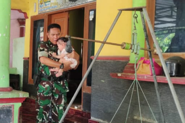 Babinsa Koramil 0823/05 Panarukan Dukung Kesehatan Warga dengan Pendampingan Posyandu