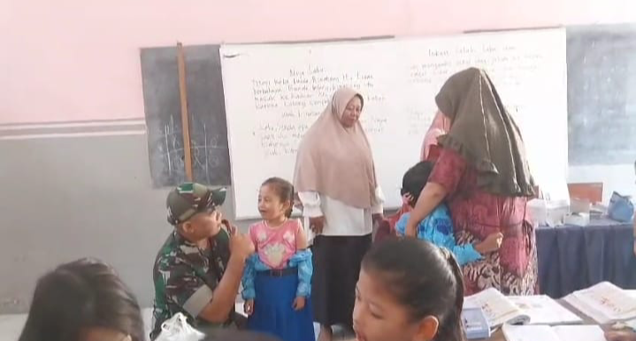 Babinsa Koramil 0823/06 Kendit Dampingi Vaksinasi di SDN 1 Kukusan