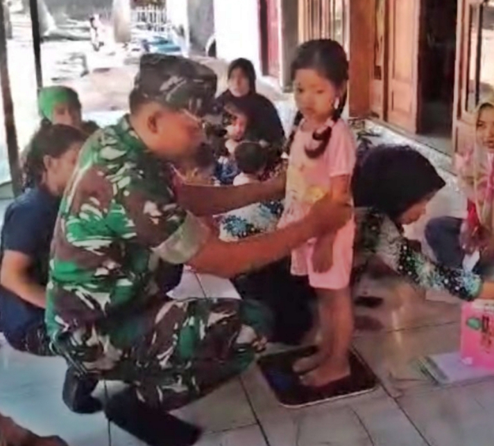 Babinsa Koramil 0823/07 Asembagus Dampingi Kegiatan Posyandu