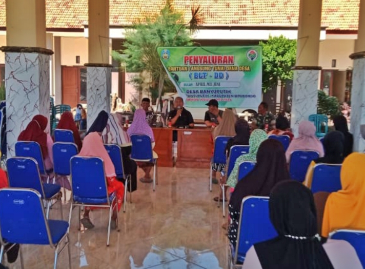 Babinsa Koramil 0823/08 Banyuputih Kawal Penyaluran BLT DD Pastikan Penyaluran Lancar dan Aman